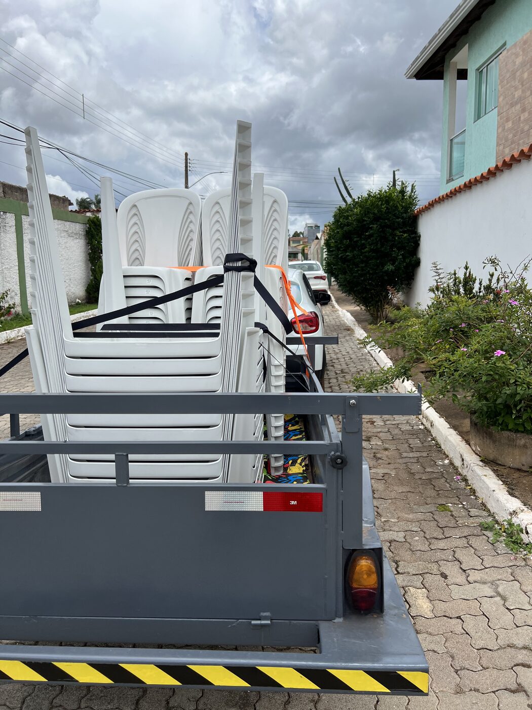 Cadeiras amarradas na carretinha durante a entrega do fim de semana